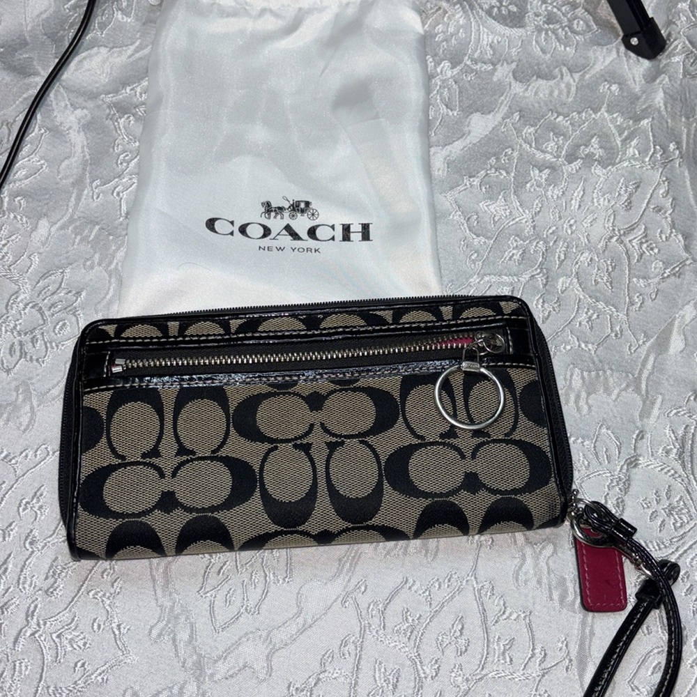 Coach elegant Large signature vintage black patent zip around outside pockets